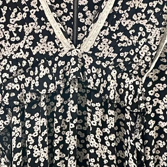 FREE PEOPLE NEW "Like You Best" Bell Sleeve Mini Lace Trim Black/Ivory Size L - Picture 5 of 9